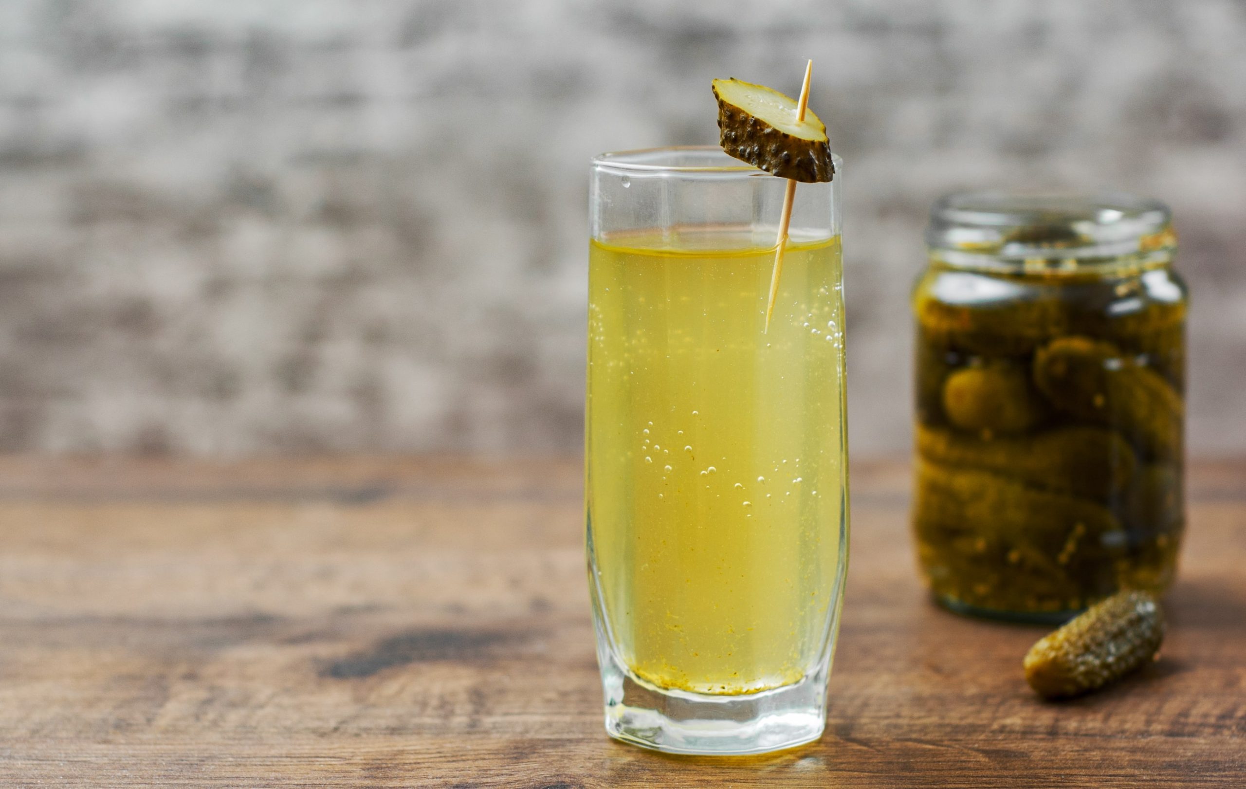 HEALTH BENEFITS OF DRINKING PICKLE JUICE-min