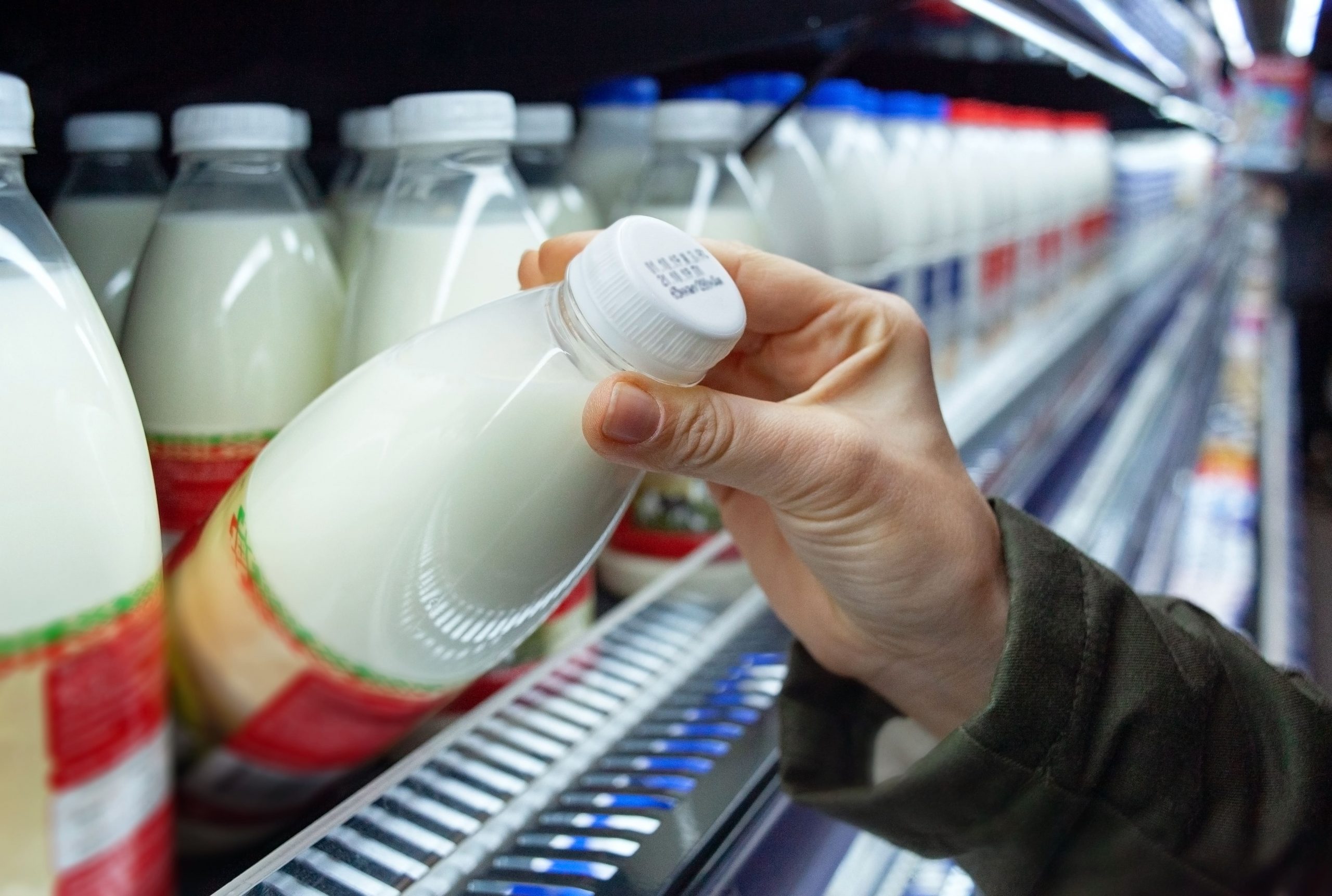 HOW LONG WILL MILK REMAIN SAFE AFTER EXPIRATION-min
