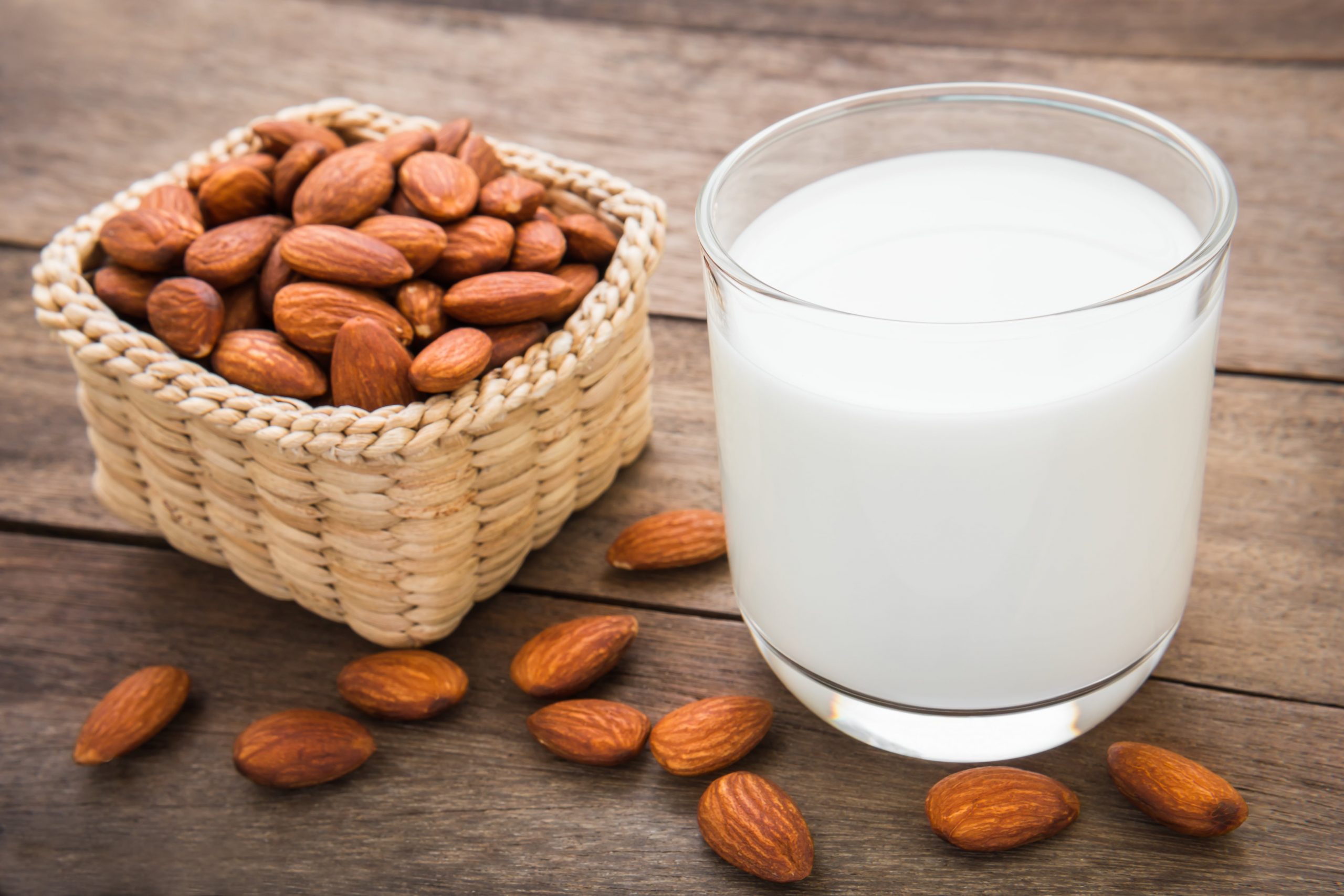 GET FAMILIAR WITH THESE ALMOND MILK HEALTH BENEFITS-min