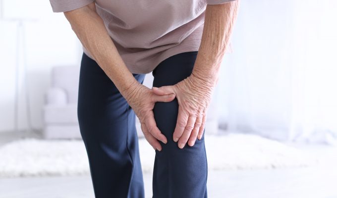 HOW CBD OIL CAN HELP IN RELIEVING ARTHRITIS SYMPTOMS-min