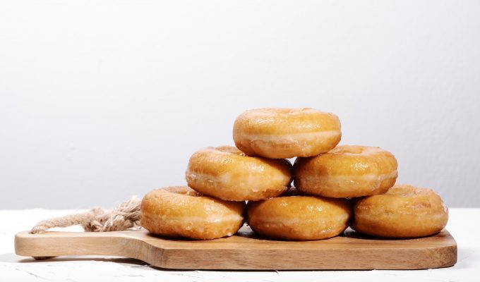 HOW MANY CALORIES ARE IN GLAZED DOUGHNUTS-min