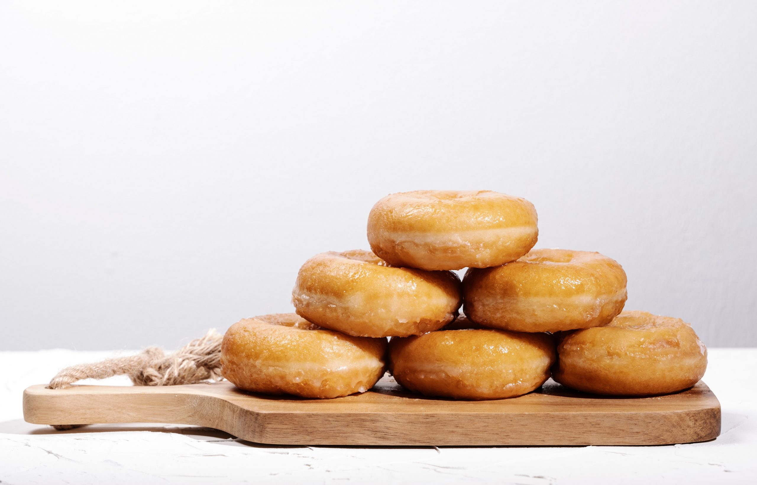 HOW MANY CALORIES ARE IN GLAZED DOUGHNUTS-min