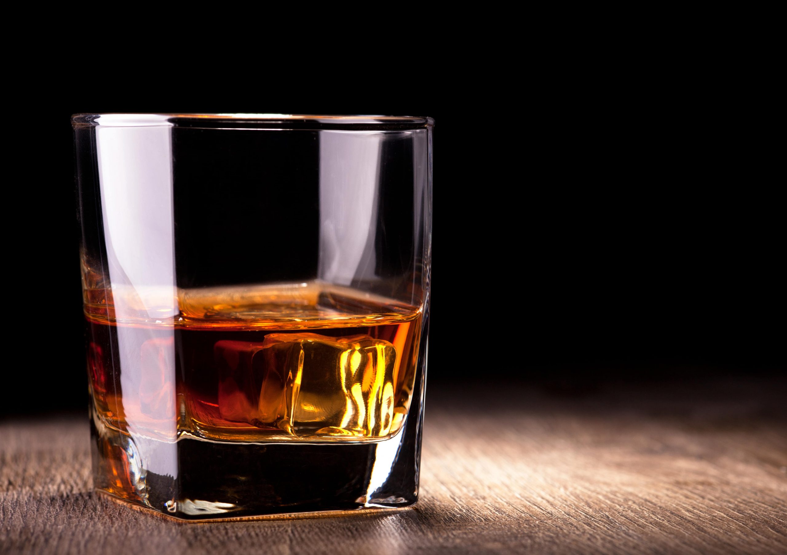 KEY DIFFERENCES BETWEEN BOURBON AND SCOTCH WHISKEY-min
