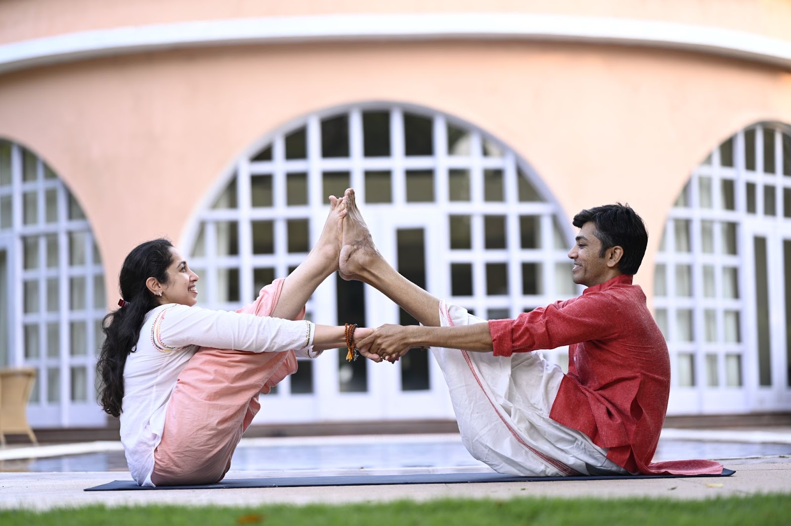 5 Reasons Couples Should Do Yoga Together