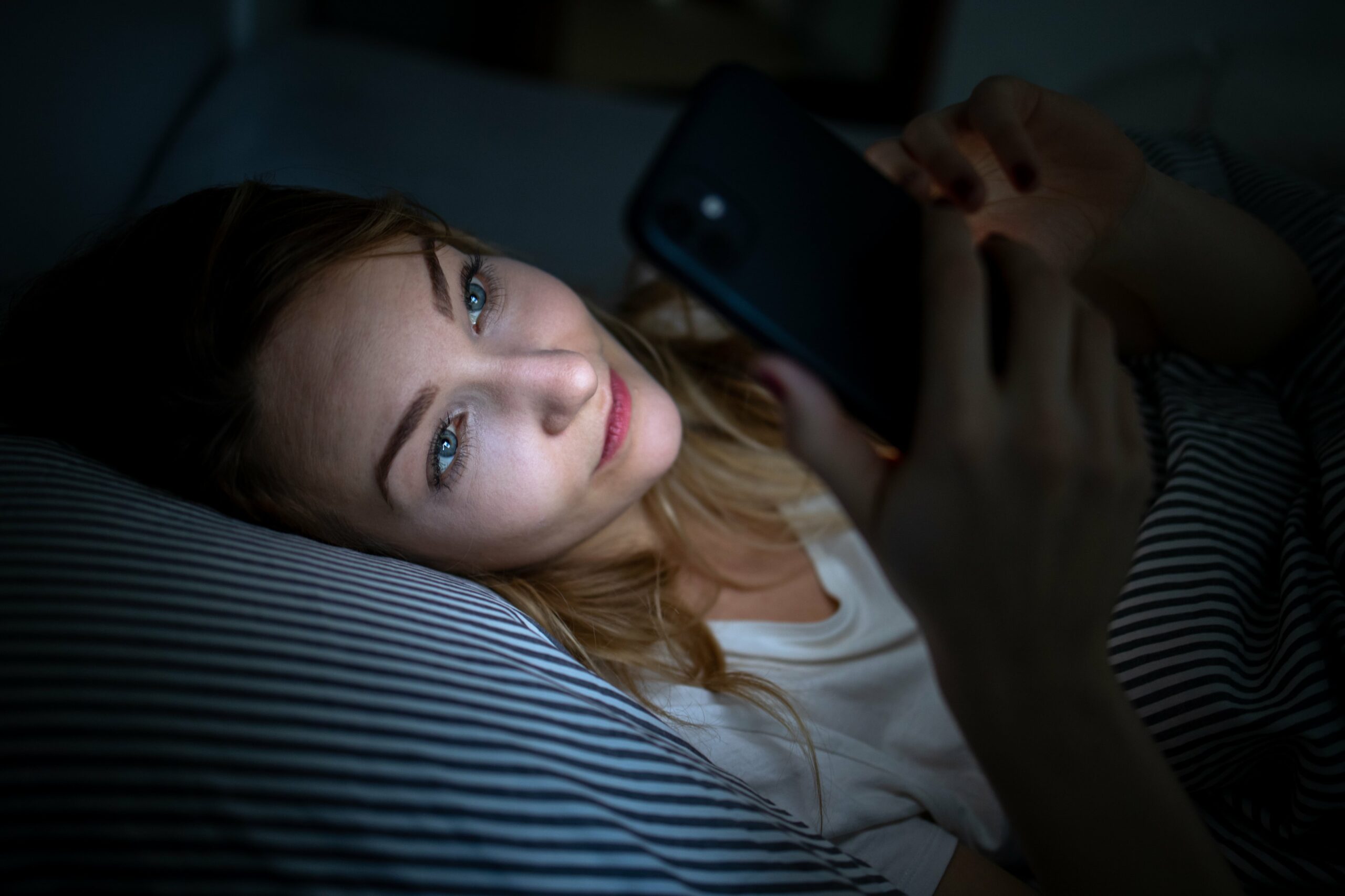 'HARMLESS' NIGHTTIME HABITS THAT ARE ACTUALLY MAKING YOUR SLEEP WORSE-min