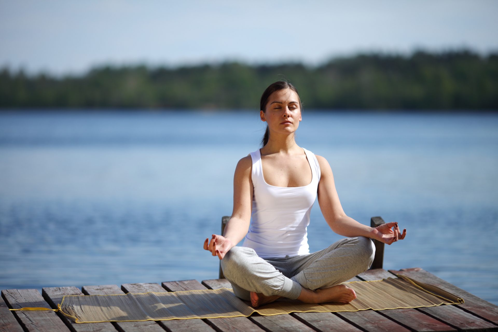 Медитация на спокойствие. Девушка медитирует. Девушка йога. Медитация у озера. Девушка в позе лотоса.