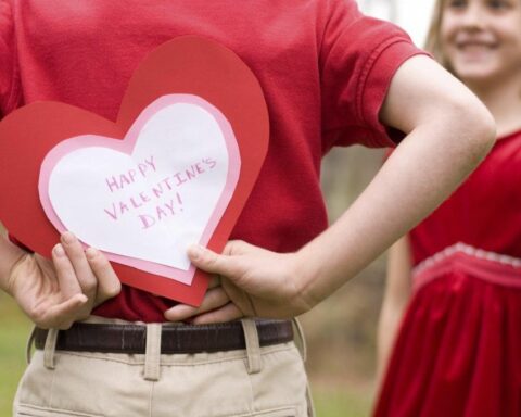 THE BEST WAYS TO COMMUNICATE WITH YOUR PARTNER AHEAD OF VALENTINE