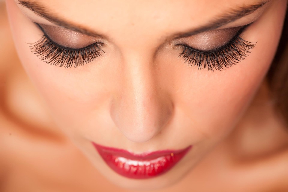 HOW TO GROW LONGER LASHES