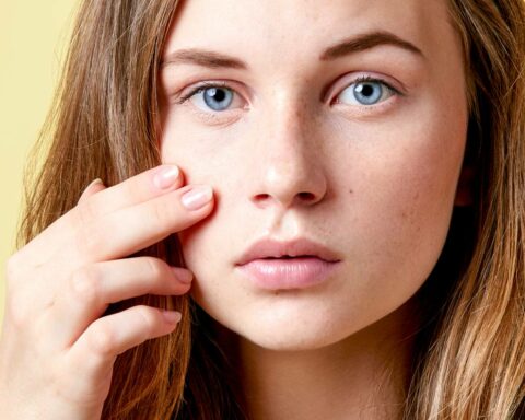 TIPS ON WHAT TO LOOK FOR IN FOUNDATION IF YOU HAVE MATURE SKIN OR ACNE-PRONE SKIN