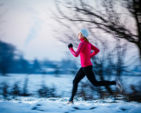 HOW TO STAY WARM WHILE TRAINING AND EXERCISING OUTSIDE DURING THE WINTER