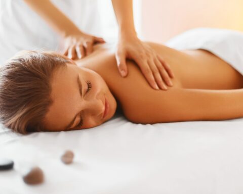 THE BENEFITS OF AND HOW TO GIVE AN INTIMATE MASSAGE