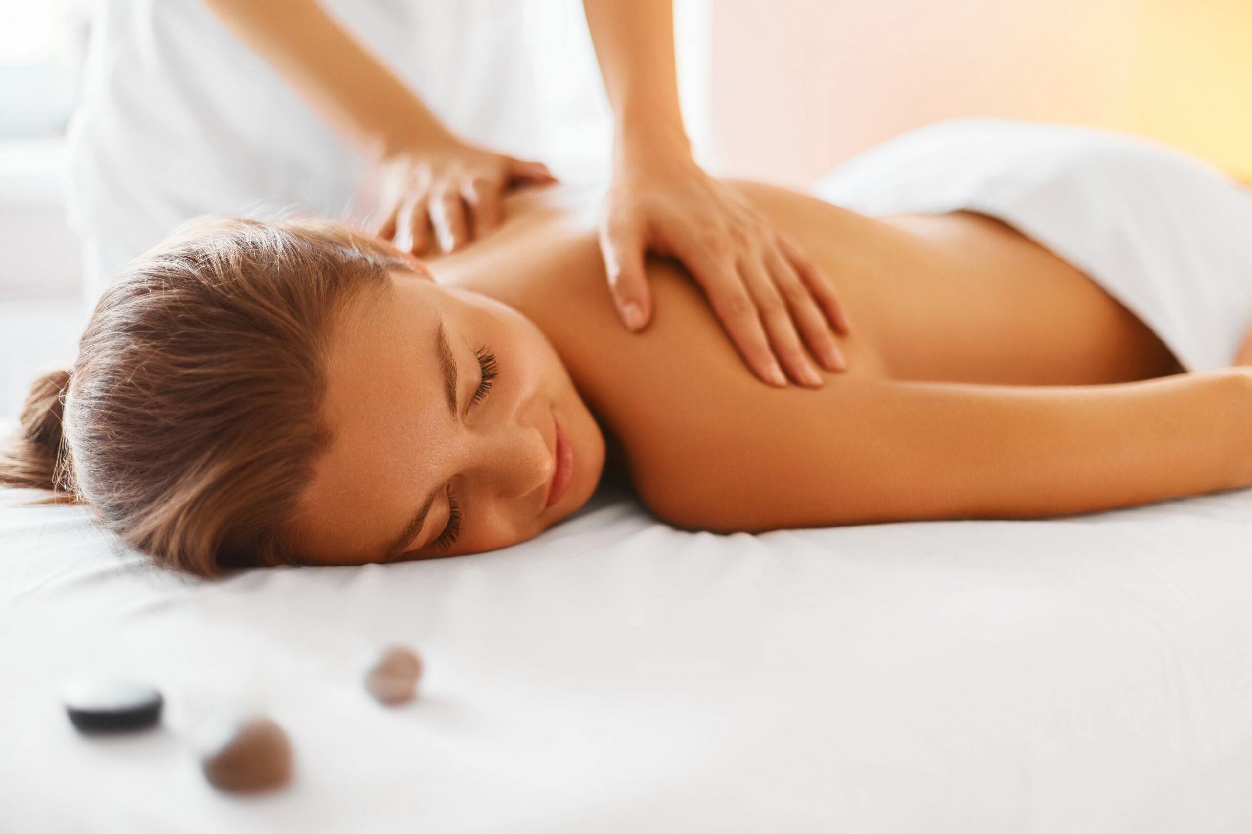 THE BENEFITS OF AND HOW TO GIVE AN INTIMATE MASSAGE