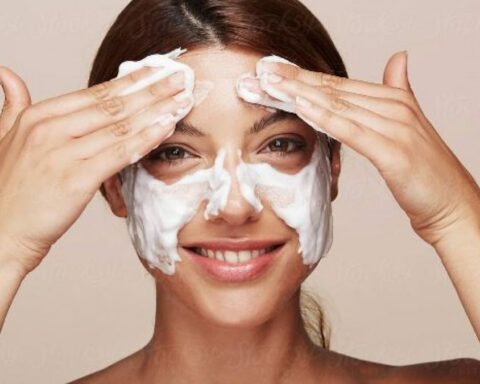 WASH OUR FACES TWICE AT NIGHT? SHOULD YOU FOLLOW THE "DOUBLE CLEANSE" TREND?