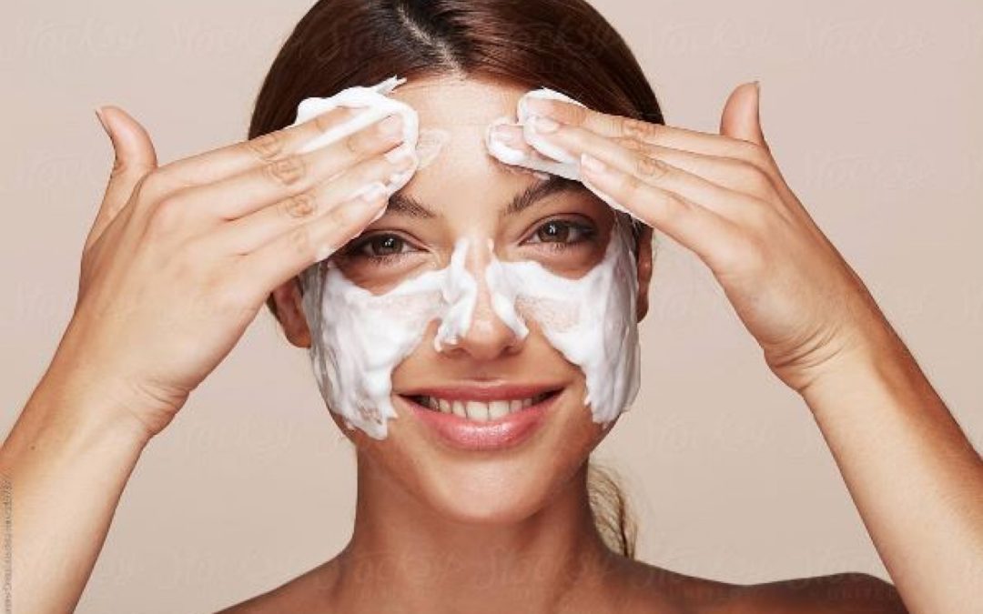 WASH OUR FACES TWICE AT NIGHT? SHOULD YOU FOLLOW THE "DOUBLE CLEANSE" TREND?